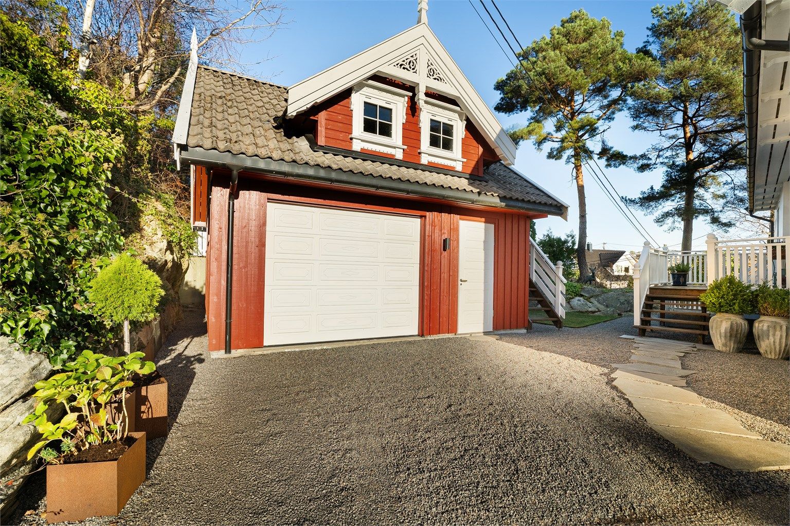 Romslig garasje med eget loft. 