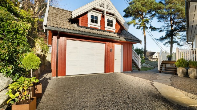 Romslig garasje med eget loft.