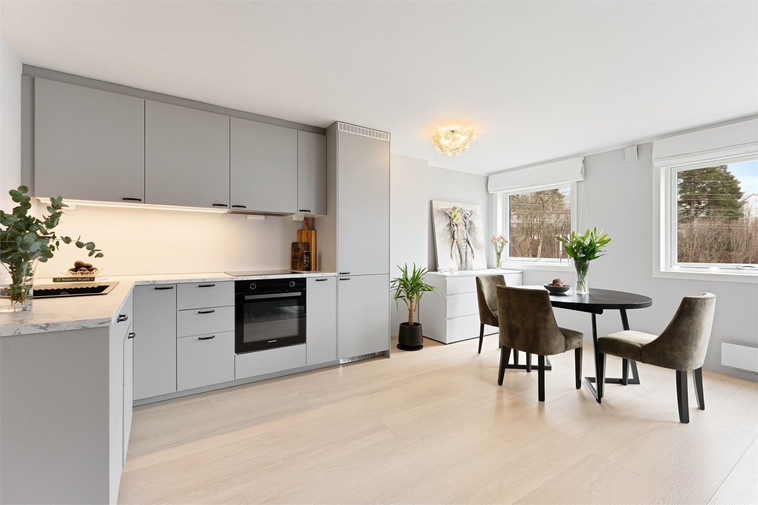 Velkommen til Ovenbakken 31C! En arealeffektiv 2-roms andelsleilighet med åpen stue- og kjøkkenløsning, hvor du slipper dokumentavgift.