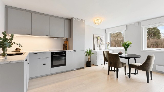 Velkommen til Ovenbakken 31C! En arealeffektiv 2-roms andelsleilighet med åpen stue- og kjøkkenløsning, hvor du slipper dokumentavgift.