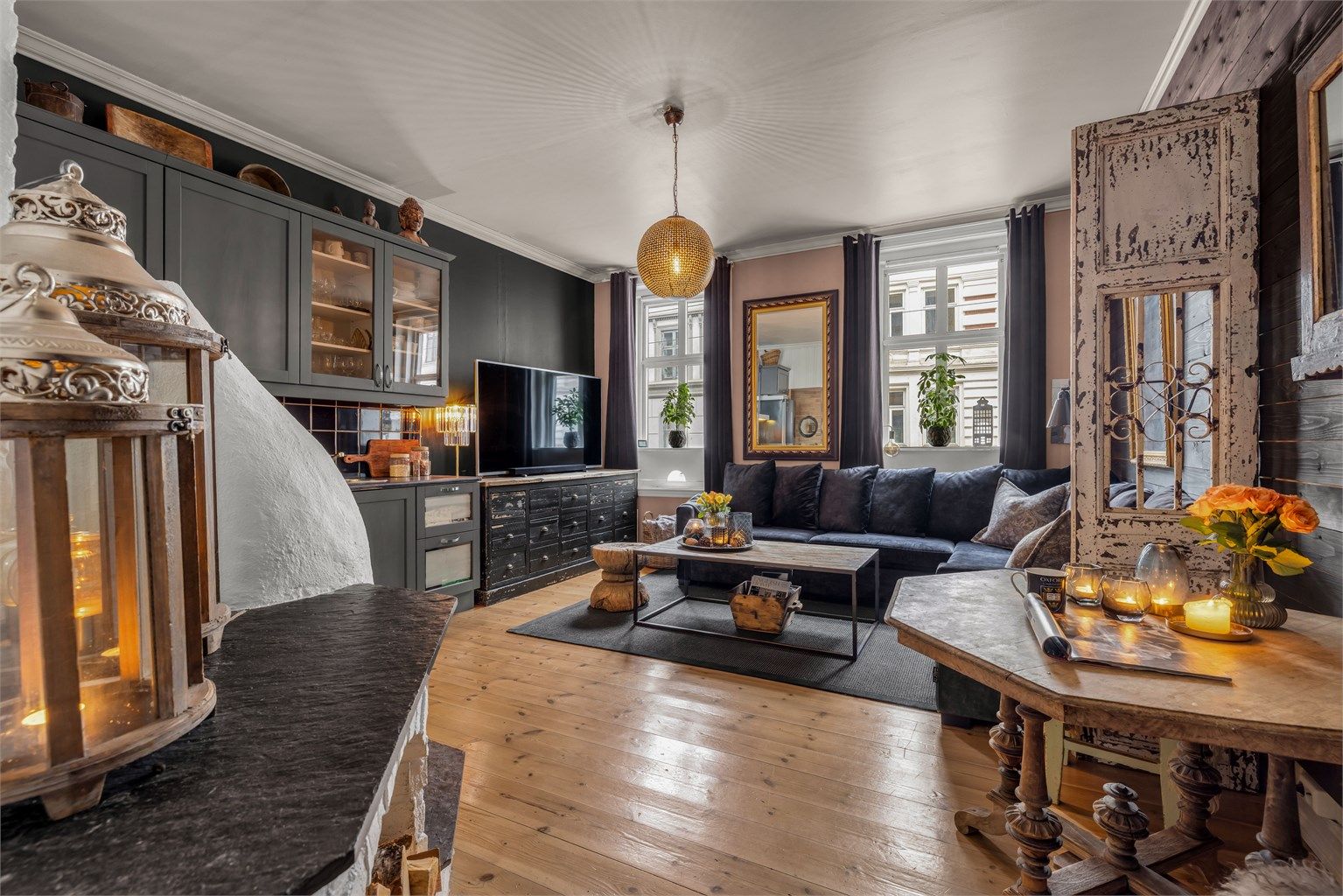  Bad og kjøkken oppusset ca. 2000/2003 og de flere overflater er nymalt i 2025.