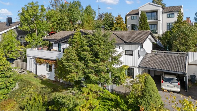 Velkommen til Ekebergveien 222C - en romslig enebolig over 2 plan med moderniseringsbehov, utsikt, hybel, hage og carport. Attraktiv beliggenhet ved Sæter.