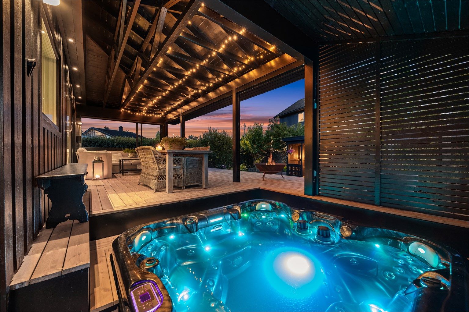 Eiendommen har et herlig uteområde, med takoverbygget terrasse og jacuzzi. 