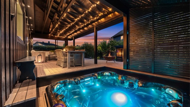 Eiendommen har et herlig uteområde, med takoverbygget terrasse og jacuzzi.