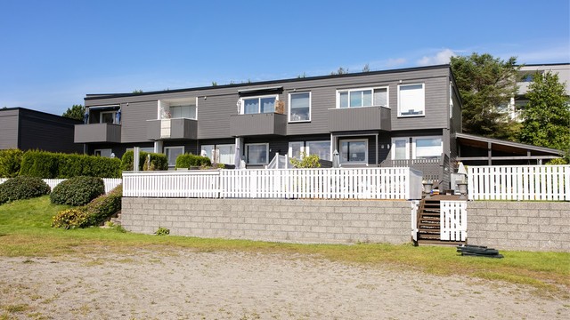 Eiendommen ligger skjermet over fellesarealene med trappeadkomst.