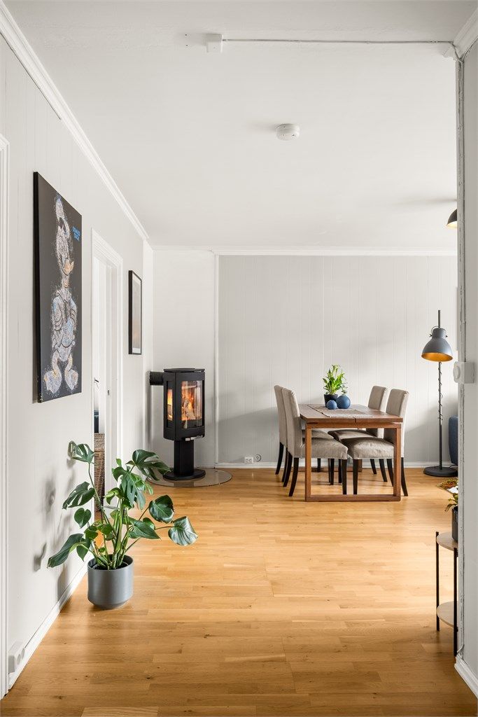 Lys og innbydende gang som leder deg videre inn til resten av leiligheten.
Velkommen tilbake til visning!