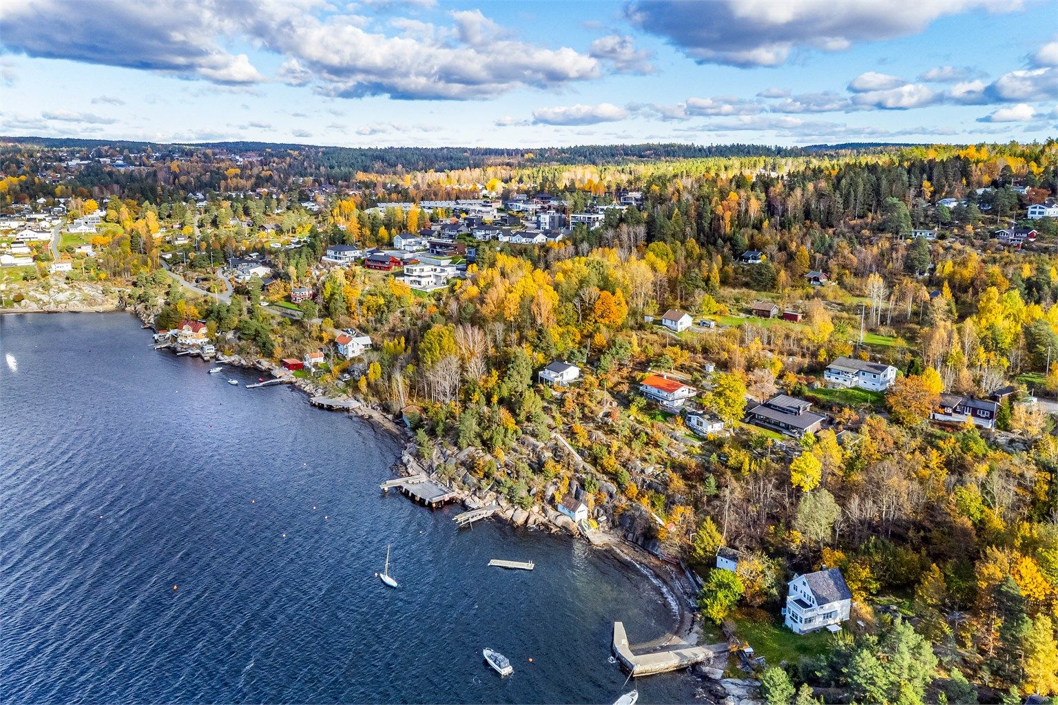 Velkommen til Sandbakken 12 m/fler og Sandvigen feriehjem - presentert av Elisiff Wennersgaard og Egil Andre Horgmo i Krogsveen. Fotograf; Børge Oppegård.