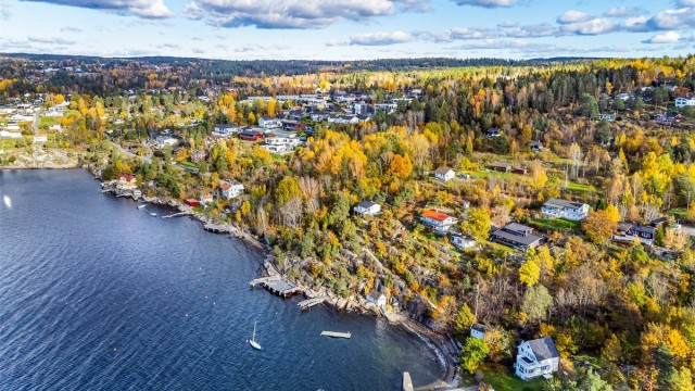 Velkommen til Sandbakken 12 m/fler og Sandvigen feriehjem - presentert av Elisiff Wennersgaard og Egil Andre Horgmo i Krogsveen. Fotograf; Børge Oppegård.