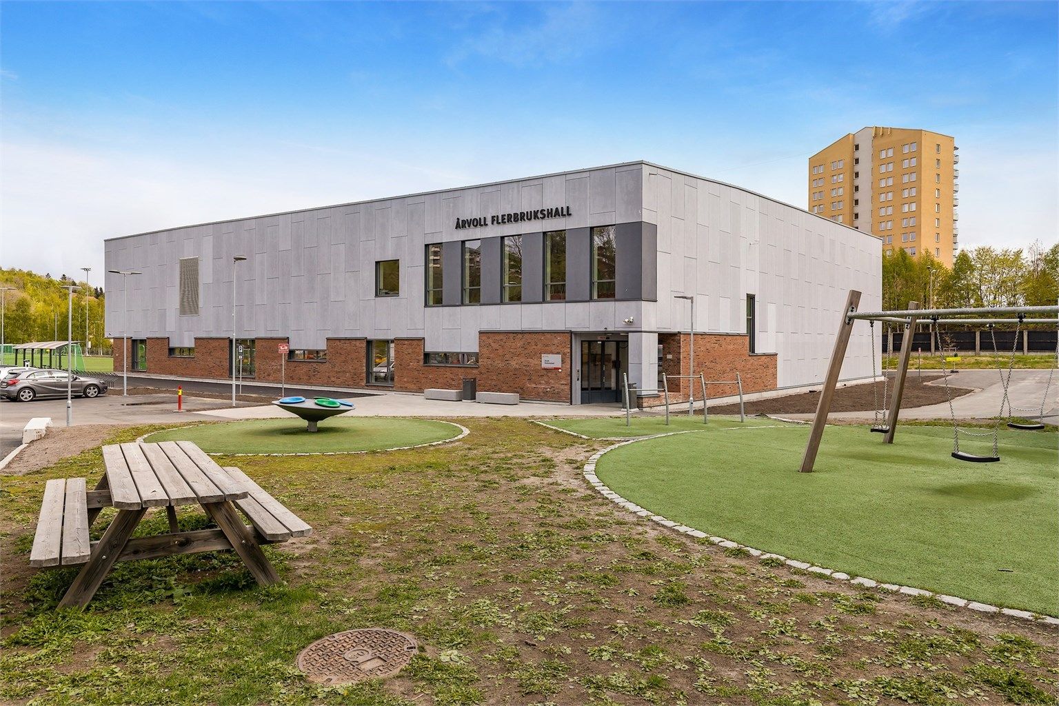 Like bak Årvoll skole ligger Årvoll flerbrukshall som er hjem for Årvoll IL med gode fritidstilbud for alle aldre med blant annet fotball, håndball og basket