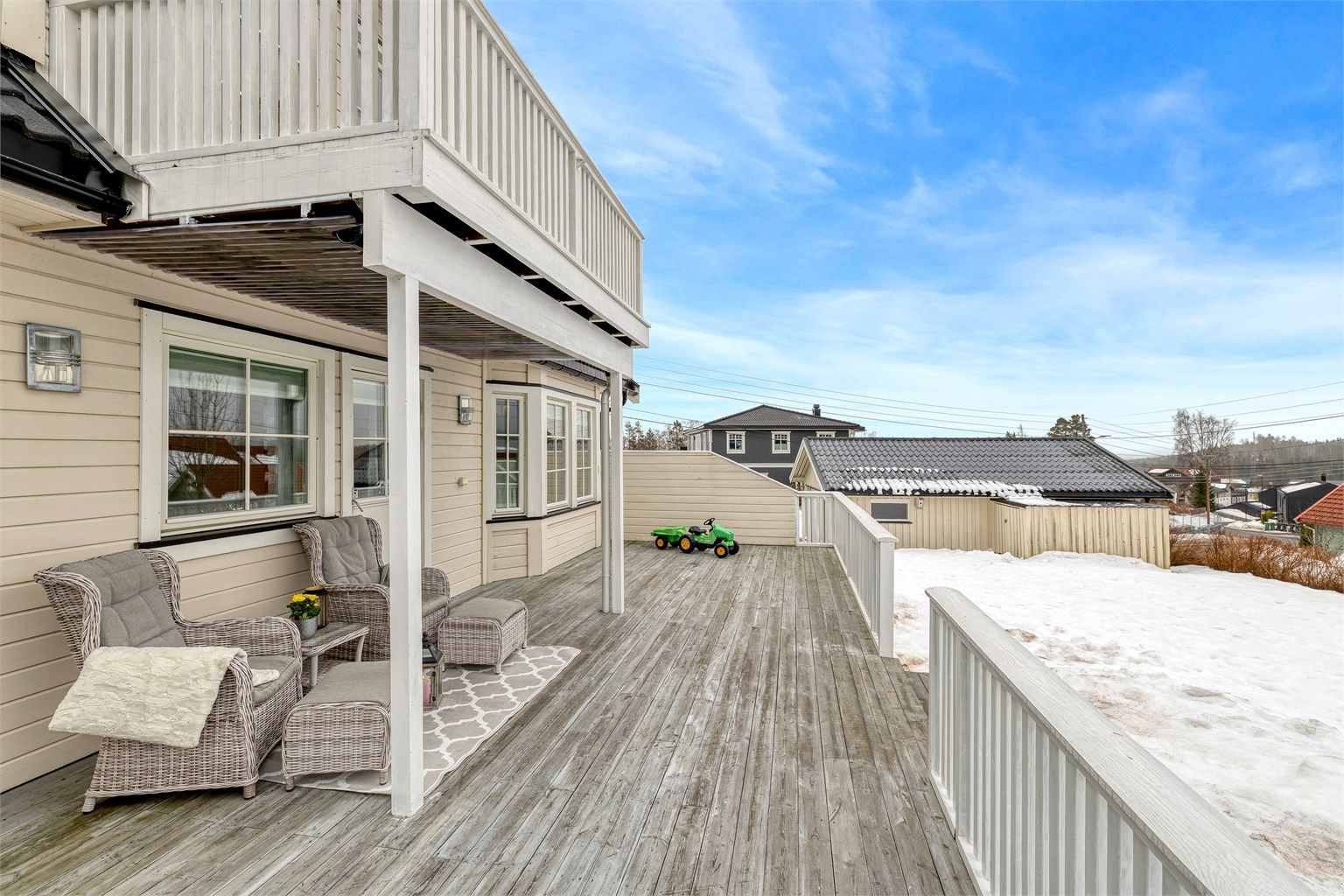 Terrassen har meget fine solforhold og er en koselig plass for både liten og stor når sola varmer