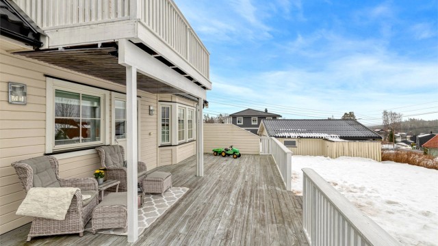 Terrassen har meget fine solforhold og er en koselig plass for både liten og stor når sola varmer