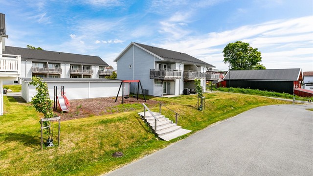 Leiligheten er én av totalt 66 boligseksjoner i Vårlitunet Boligsameie.
