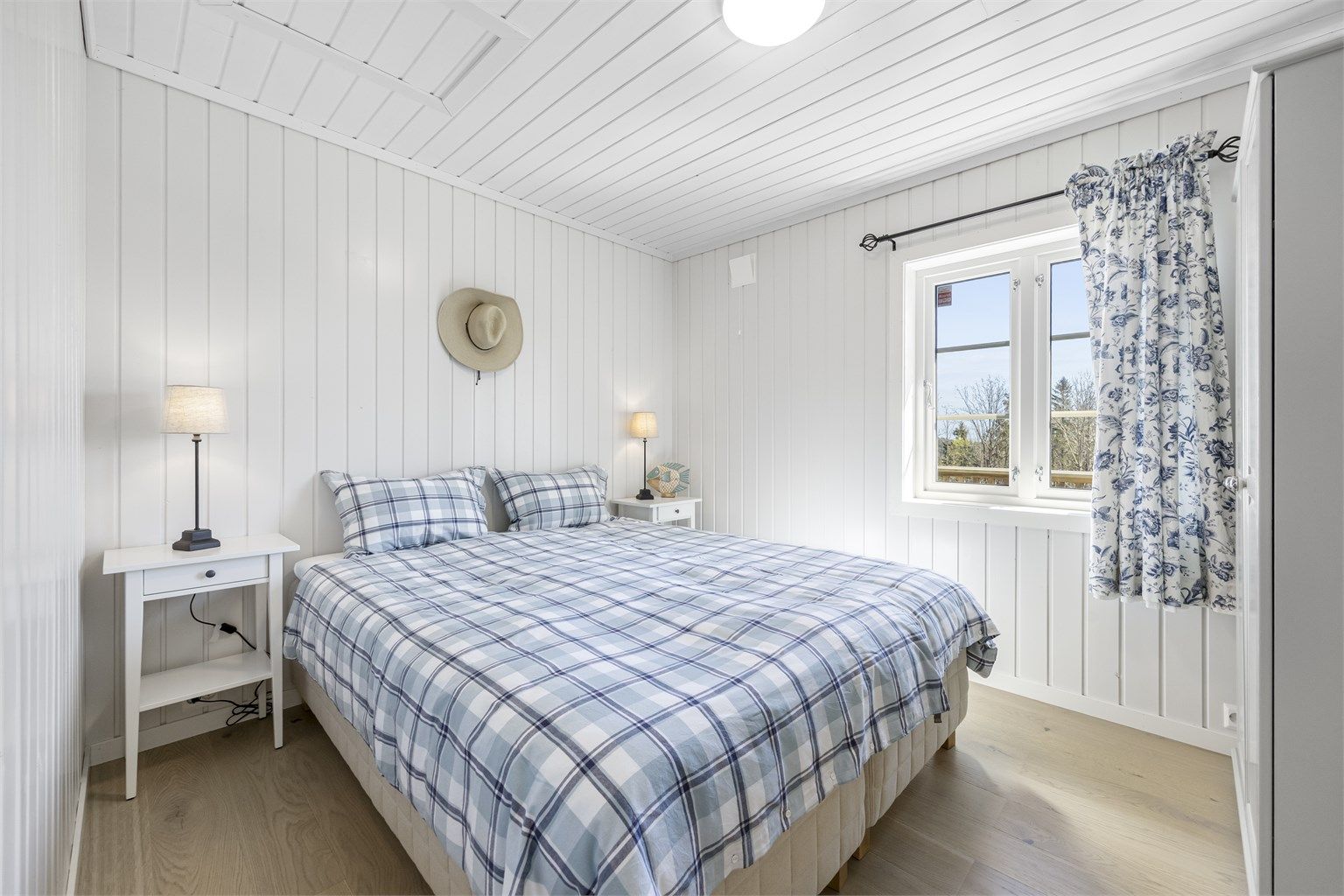 Hytta har totalt fire soverom, som gir fleksible løsninger for familie og gjester.