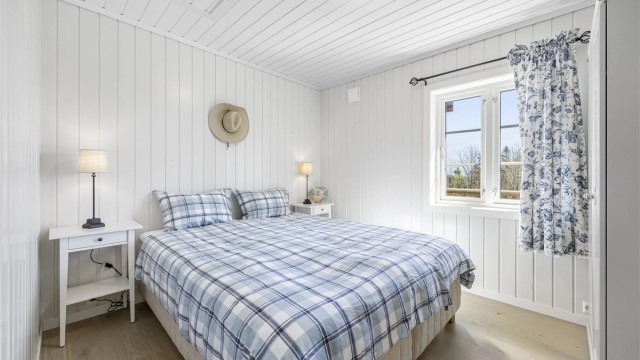 Hytta har totalt fire soverom, som gir fleksible løsninger for familie og gjester.