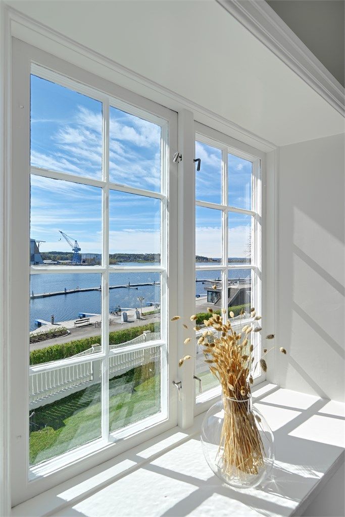 De klassiske vinduene rammer inn utsikten på en vakker måte.