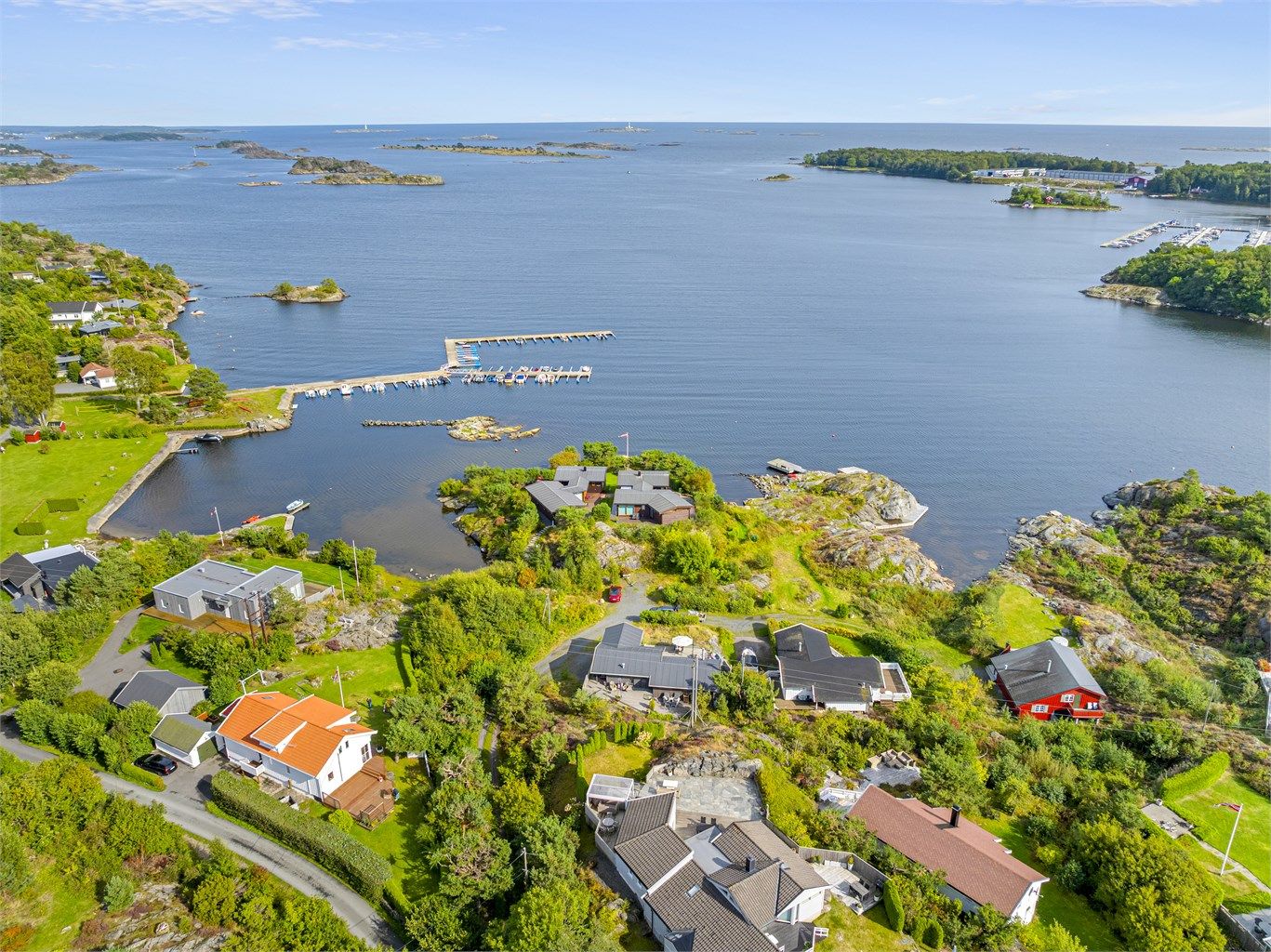 Fritidsboligen ligger på en privat endevei med to hytter innenfor på veien. Det er med andre ord et rolig og idyllisk område.