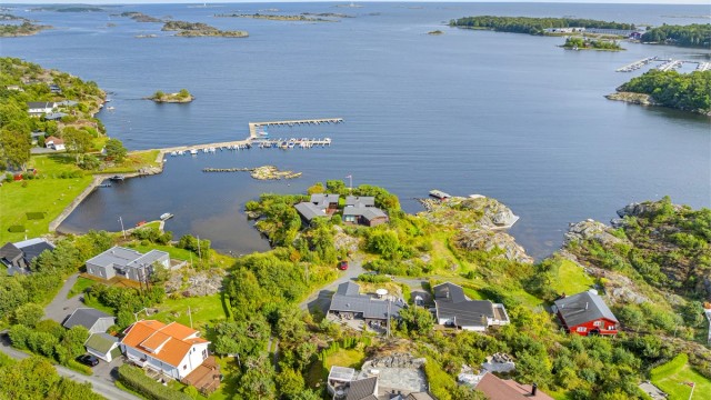 Fritidsboligen ligger på en privat endevei med to hytter innenfor på veien. Det er med andre ord et rolig og idyllisk område.