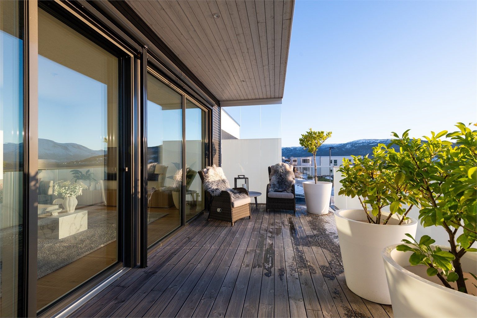 Balkongen har adkomst via store skyvedører.