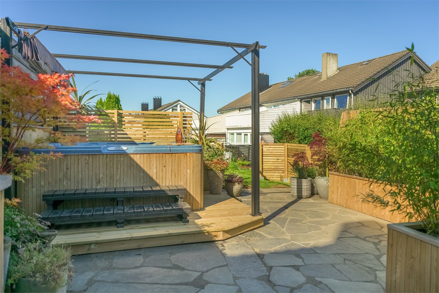 Flott opparbeidet uteområde med utekjøkken og diverse beplanting