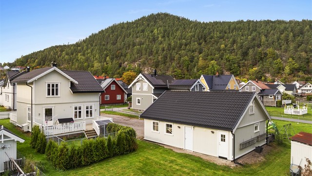Boligen har en romslig dobbeltgarasje på 65 kvm med to garasjeporter og elektrisk portåpner.