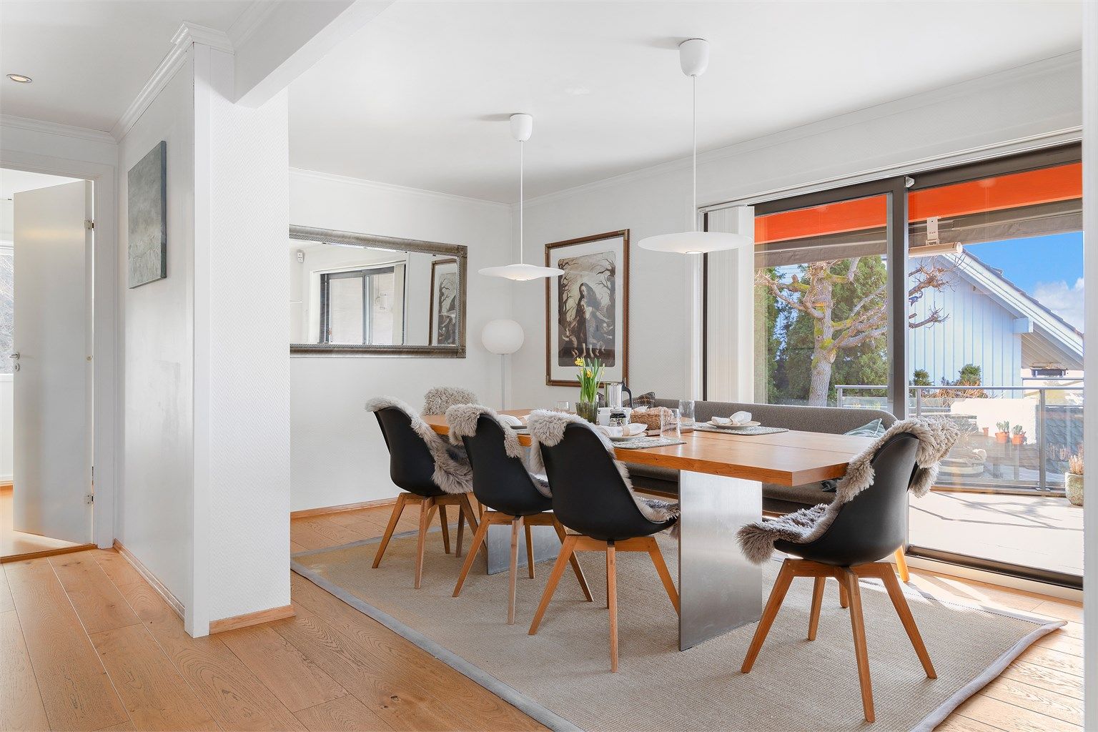 Spisestuen ligger i åpen forbindelse med kjøkkenet og har direkte utgang til terrassen.