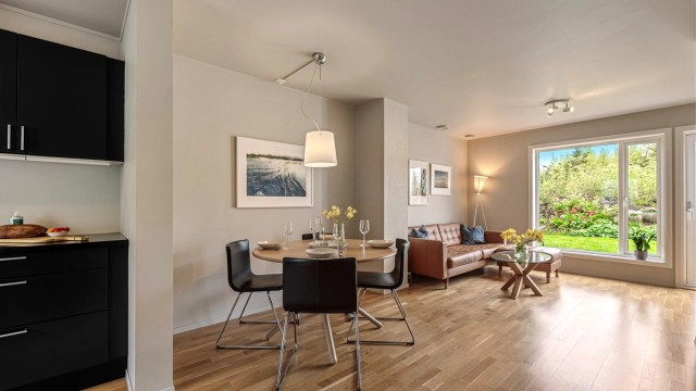 Stuen domineres av stor takhøyde og store vindusflater mot terrassen og hagen