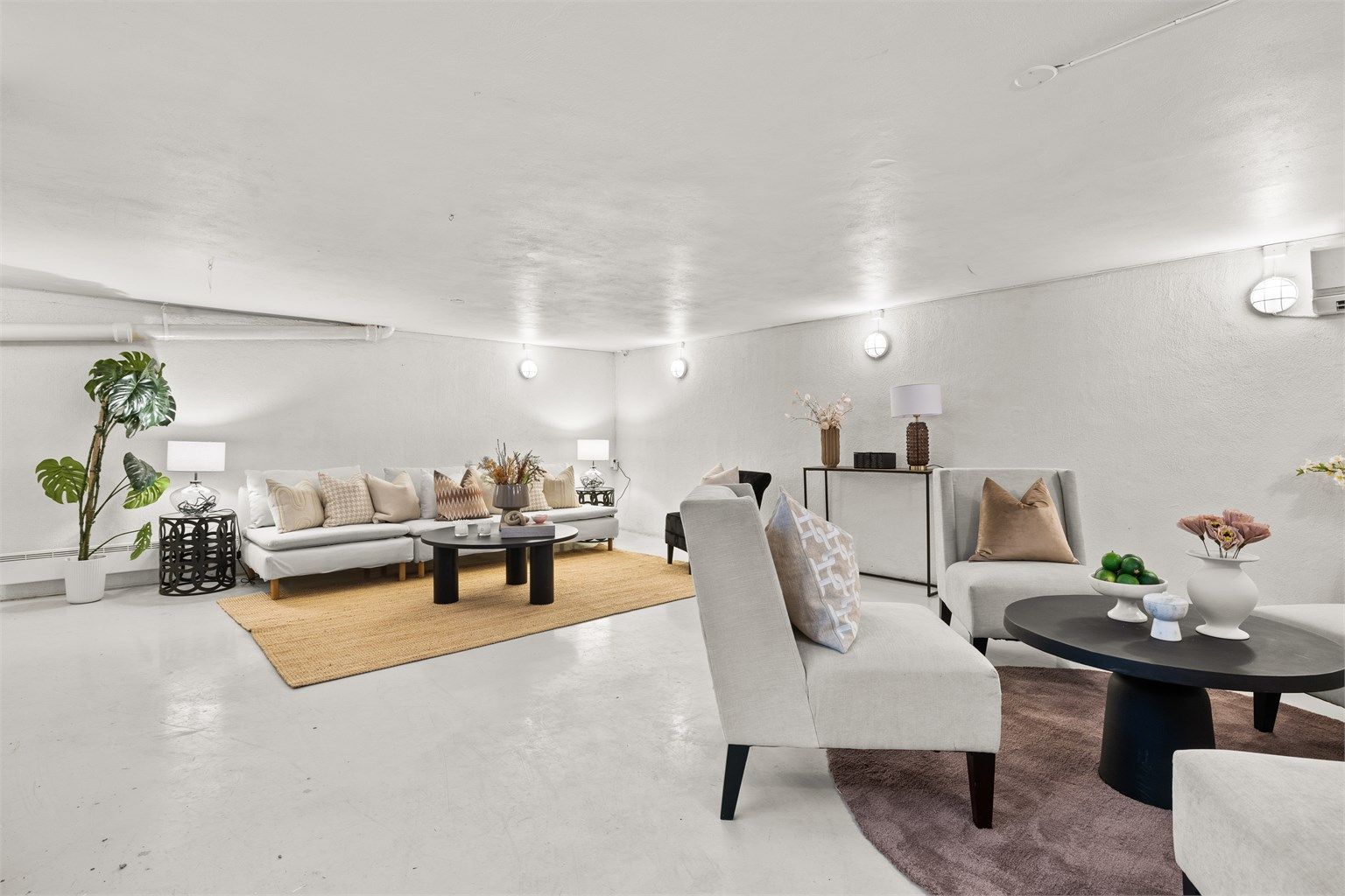 Garasjekjeller: Stort hobbyrom (ikke byggemeldt/godkjent for varig opphold)