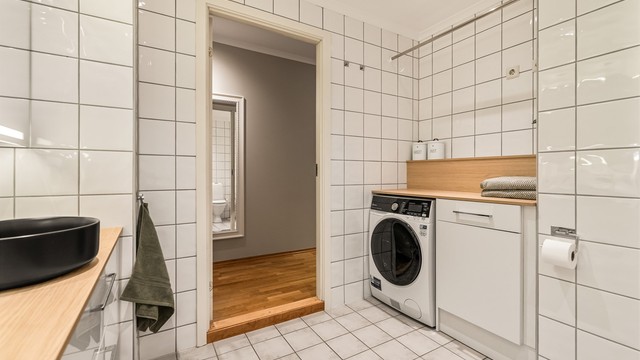 Flislagt bad med gulvvarme og praktisk nisje med opplegg for vaskemaskin.