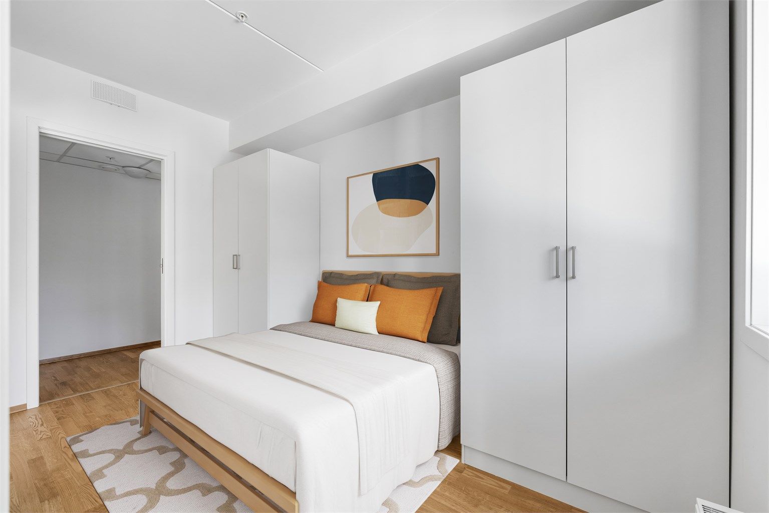 God plass til dobbeltseng og klesoppbevaring i de fastmonterte garderobeskapene. Bildet er digital stylet.