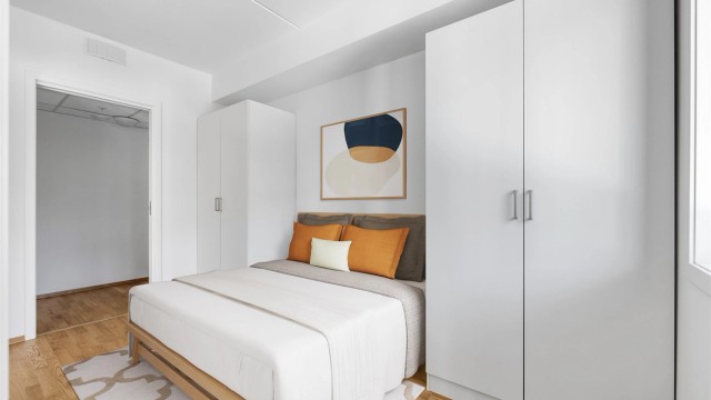 God plass til dobbeltseng og klesoppbevaring i de fastmonterte garderobeskapene. Bildet er digital stylet.