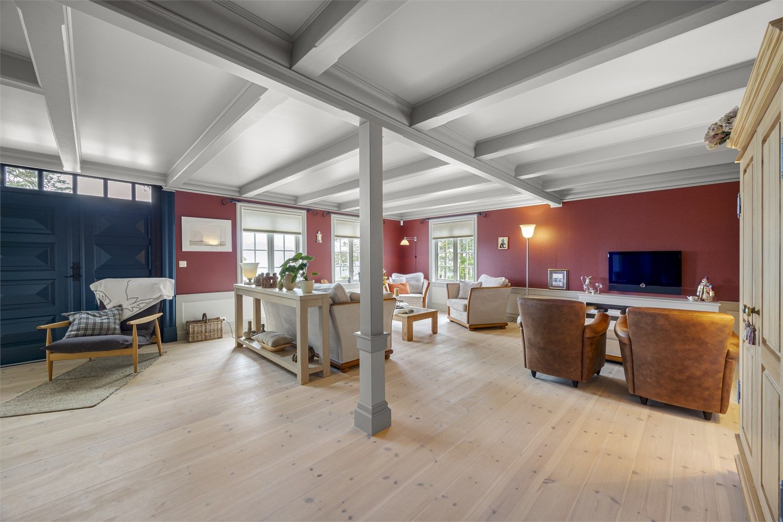 Stuen er romslig og gir god plass til flere sittegrupper.