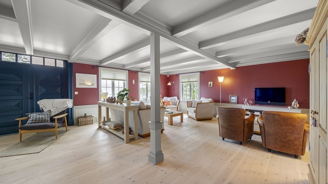 Stuen er romslig og gir god plass til flere sittegrupper.
