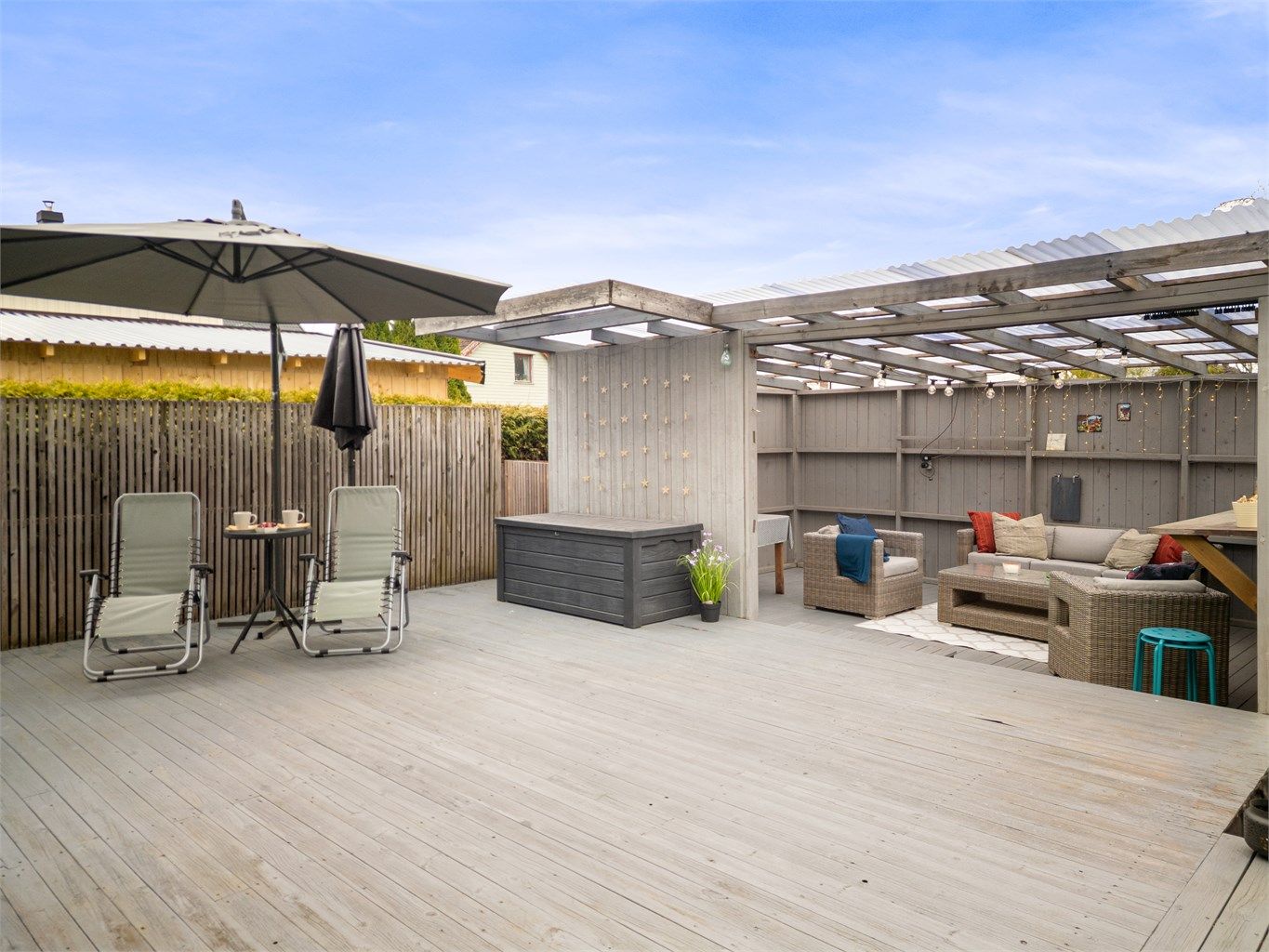 Solrik plass og fin tilknytning til stuen - praktisk ved store grill selskap og en skjermet personlig uteplass