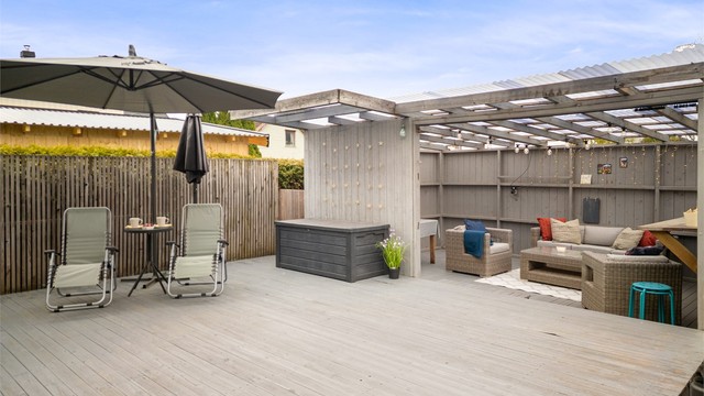 Solrik plass og fin tilknytning til stuen - praktisk ved store grill selskap og en skjermet personlig uteplass