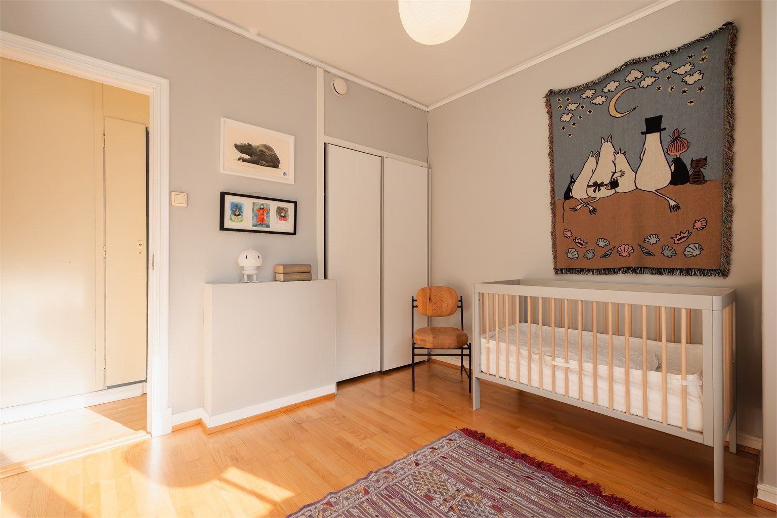 Her er det montert en praktisk skyvedørsgarderobe til oppbevaring.