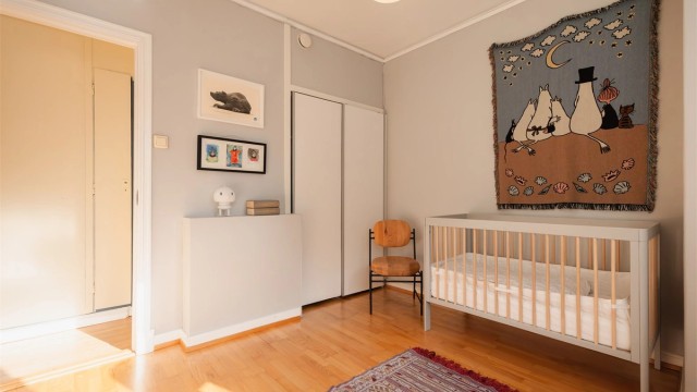 Her er det montert en praktisk skyvedørsgarderobe til oppbevaring.