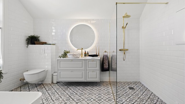 Badet er lyst og luftig med både dusj og badekar.