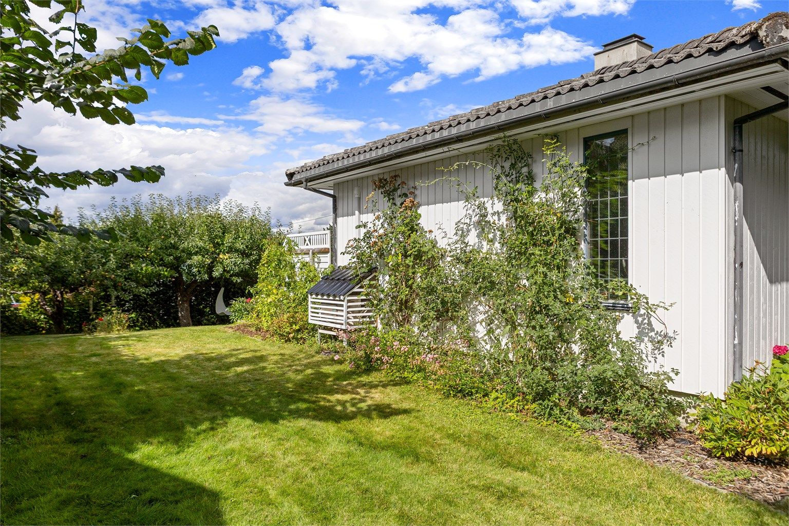 Den skjermede hagen gir god plass til både lek, aktivitet og rolige dager ute.