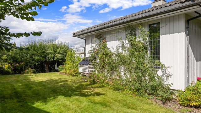 Den skjermede hagen gir god plass til både lek, aktivitet og rolige dager ute.