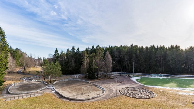 Velkommen til Sverre Iversens Vei 15! En lys og arealeffektiv 2-roms leilighet med umiddelbar nærhet til Lillomarka. Foto: Fredrik v. Fotostallen.