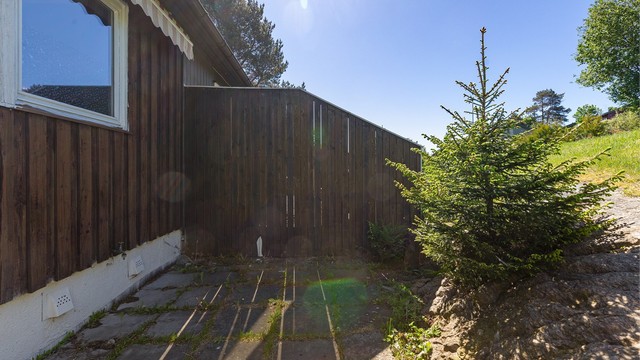 Uteplass på baksiden av boligen.