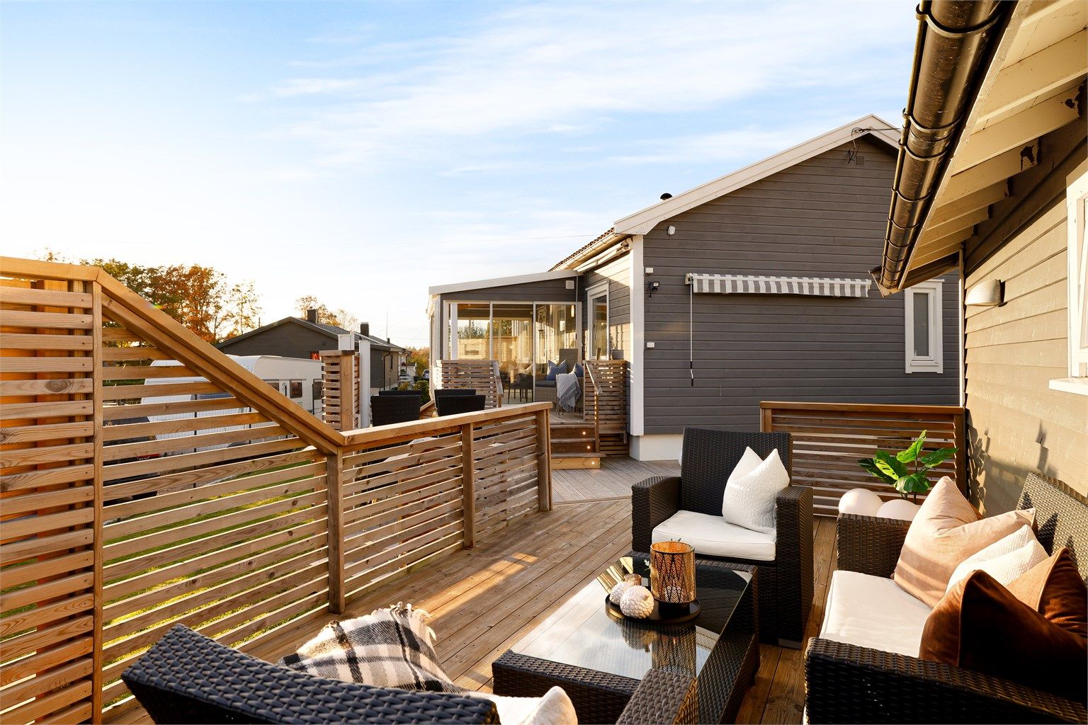 Arealene utomhus er i likhet med boligen påkostet i senere år. 
Her kan du velge blant flere inviterende soner på terrasser og platting.