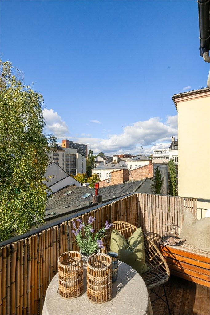 Balkongen er ca. 4kvm og har god plass til utemøblement som bistrosett o.l. 