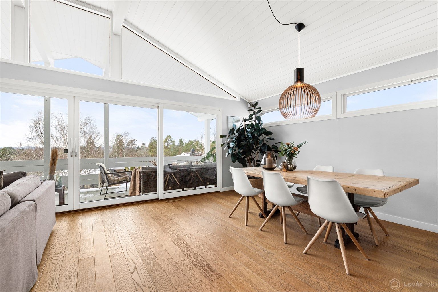 Fra oppholdsrommet er det direkte utgang til en stor, overbygget terrasse via skyvedører.
