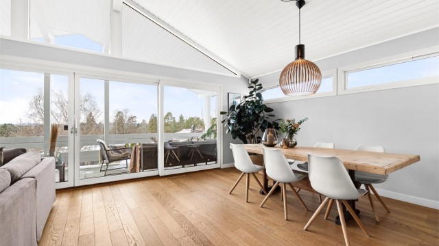 Fra oppholdsrommet er det direkte utgang til en stor, overbygget terrasse via skyvedører.