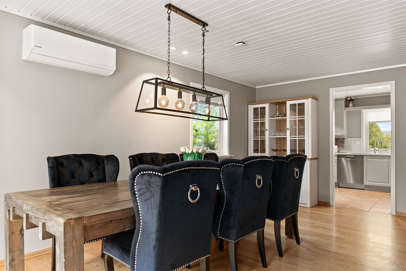 God plass til både langbord og skjenk i oppholdsrommet.