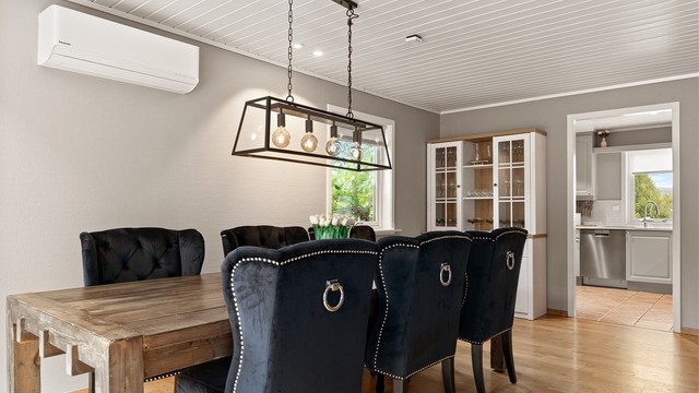 God plass til både langbord og skjenk i oppholdsrommet.