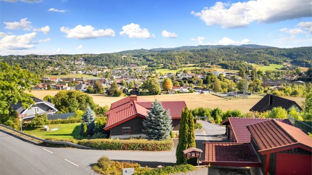 Sentrumsnær eiendom med kort gangavstand togstasjon og Vestfossen sentrum