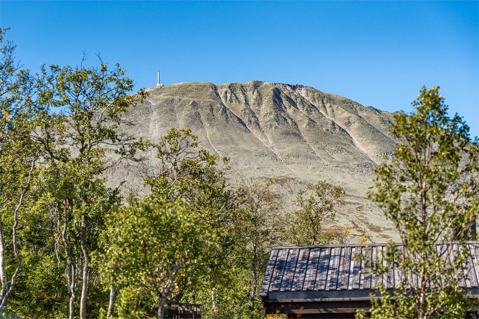 Gaustatoppen rager 1883 meter over havet og er et markant blikkfang i nærområdet.