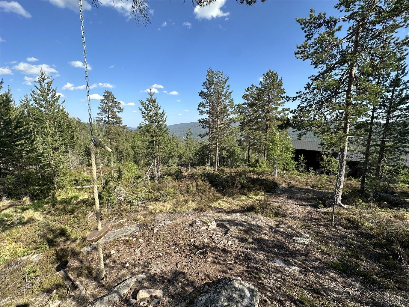 Det går helårsvei frem til en stor felles parkeringsplass. Denne er felles for hyttene på feltet. Det er ca. 5-10 minutter å gå fra parkeringen til hytten.